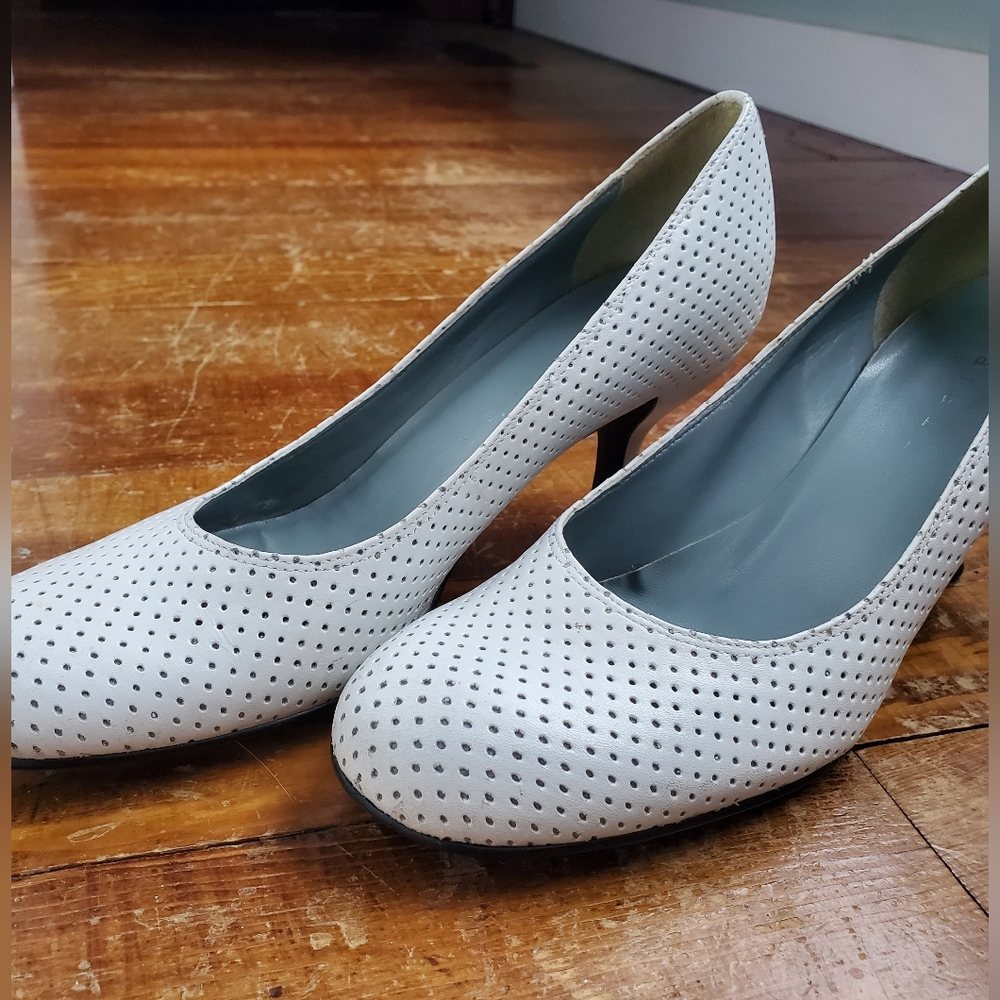 Kitten heel, size 6